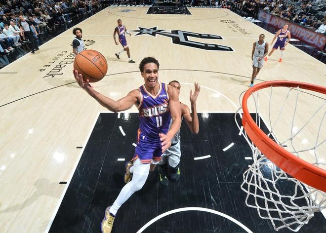 文班亚马准绝杀！马刺逆转太阳锁定季后赛席位