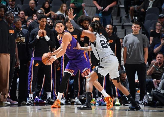 文班亚马准绝杀！马刺逆转太阳锁定季后赛席位