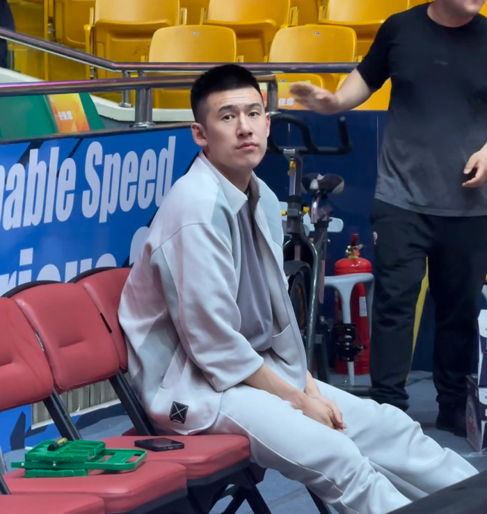 辽宁男篮关键战遇变故 付豪伤退李晓旭替补出战