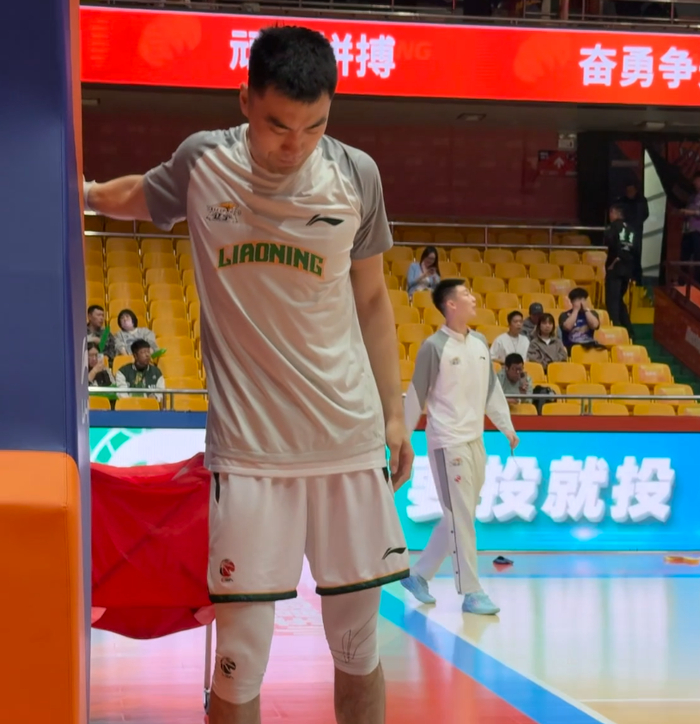 辽宁男篮关键战遇变故 付豪伤退李晓旭替补出战