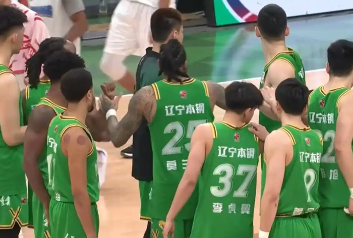 辽宁男篮关键战遇变故 付豪伤退李晓旭替补出战